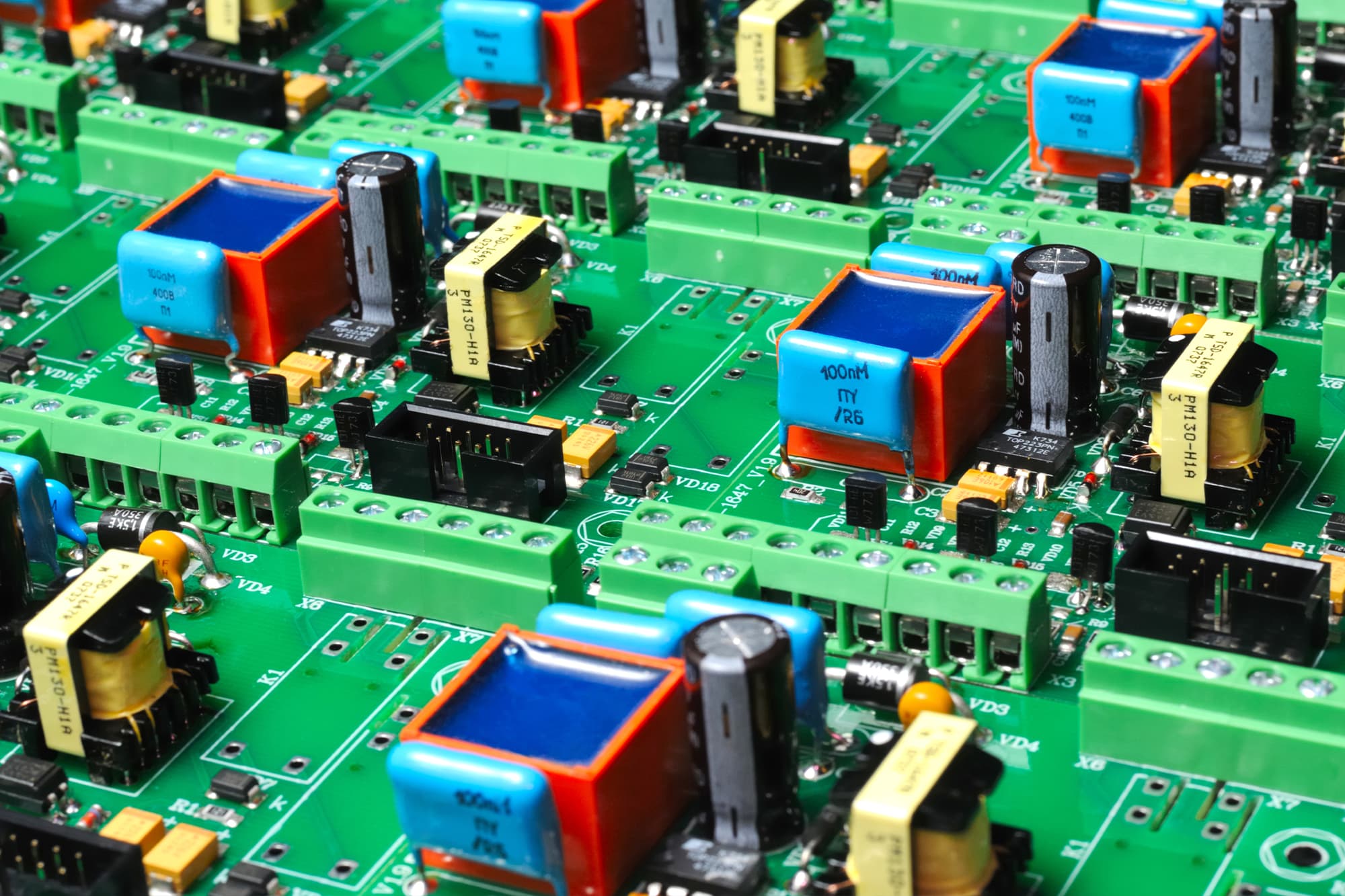 Montaż THT komponentów&nbsp;o&nbsp;dużej mocy – gotowe pakiety elektroniczne zmontowane w&nbsp;RGB Pro.