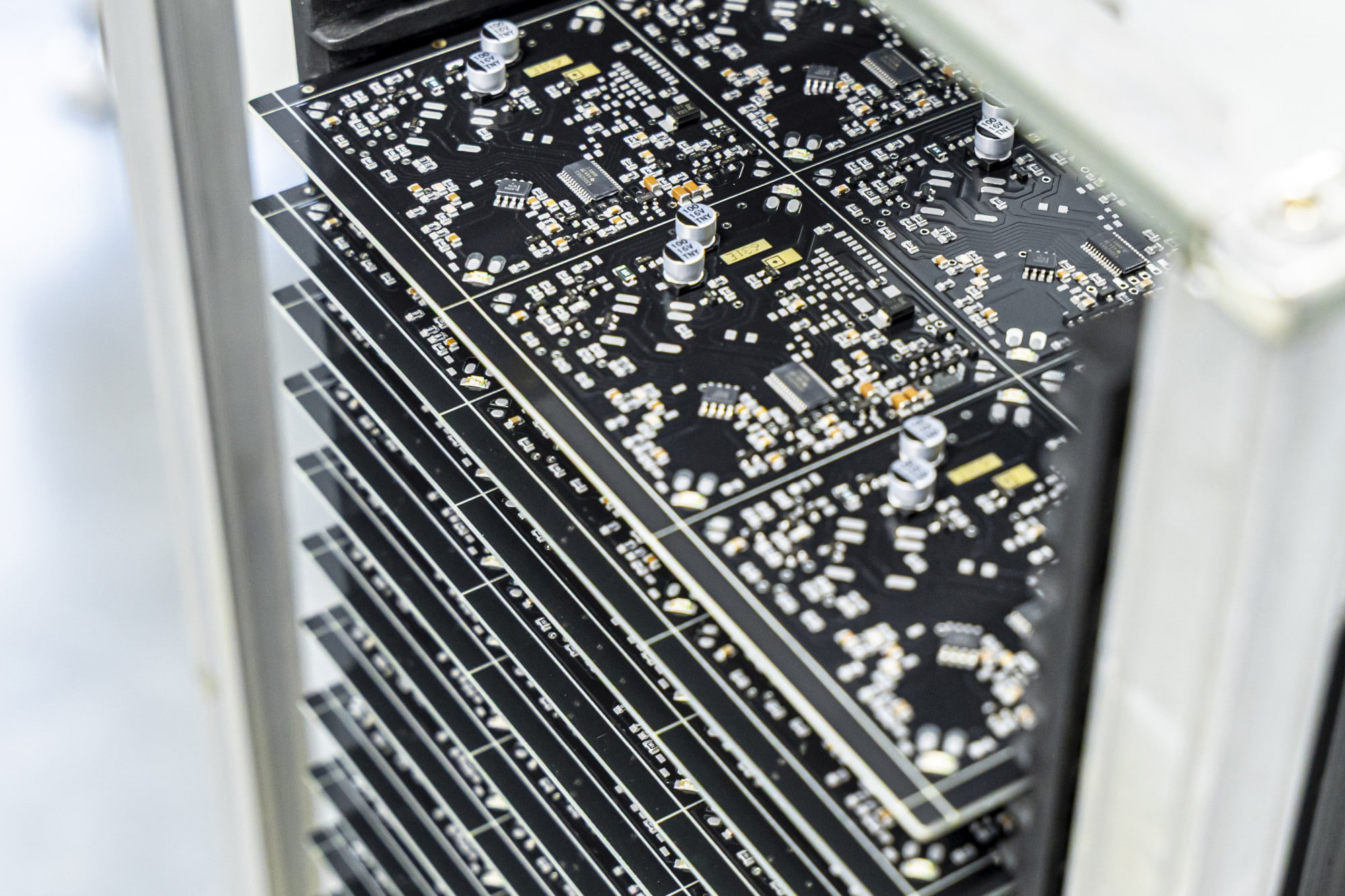 Precyzyjny montaż elektroniki na&nbsp;zlecenie – głowica maszyny pick-and-place podczas układania komponentów&nbsp;SMD.