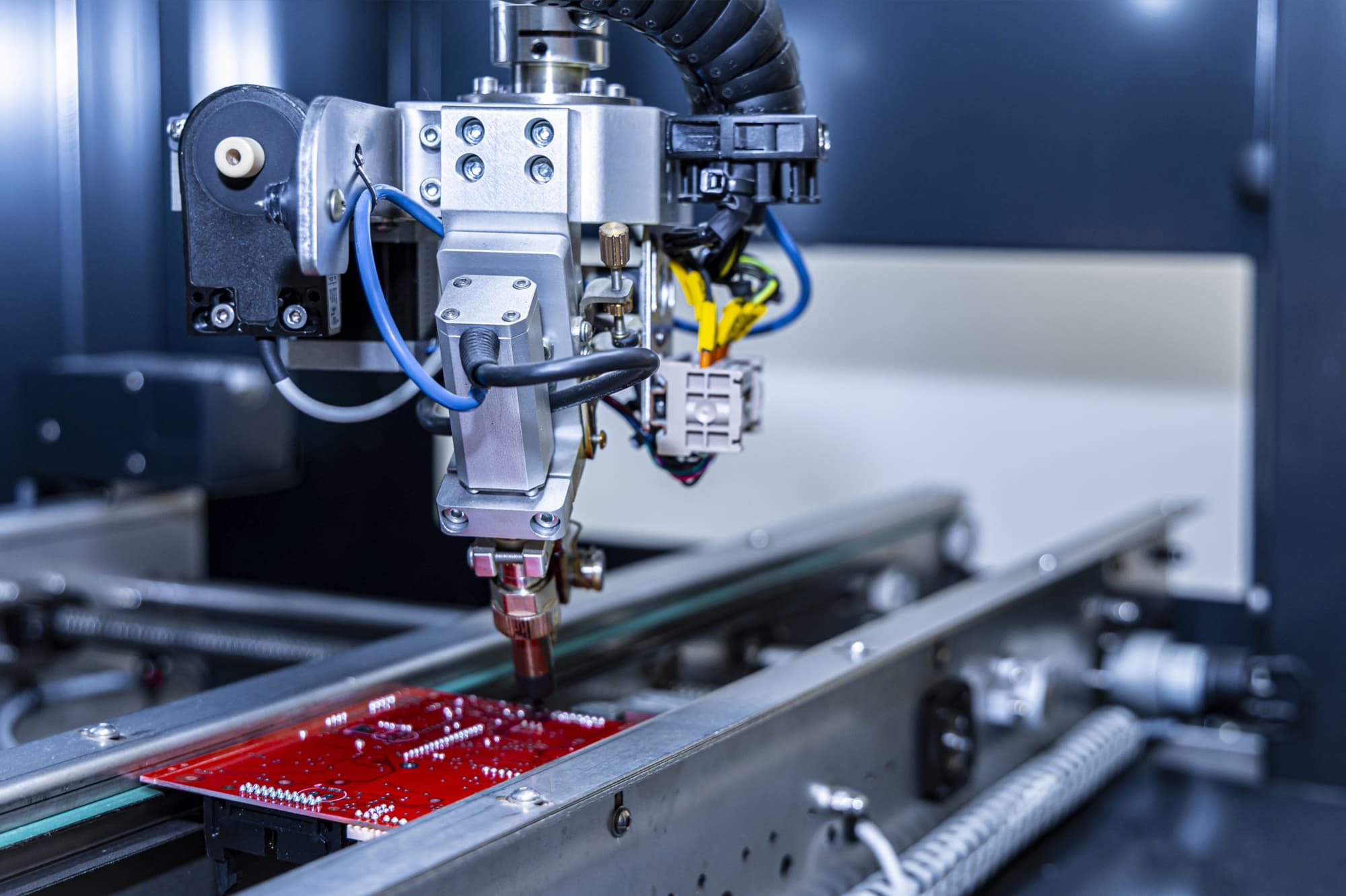 Precyzyjny robot lutowniczy THT w&nbsp;RGB Pro – automatyzacja montażu&nbsp;przewlekanego.