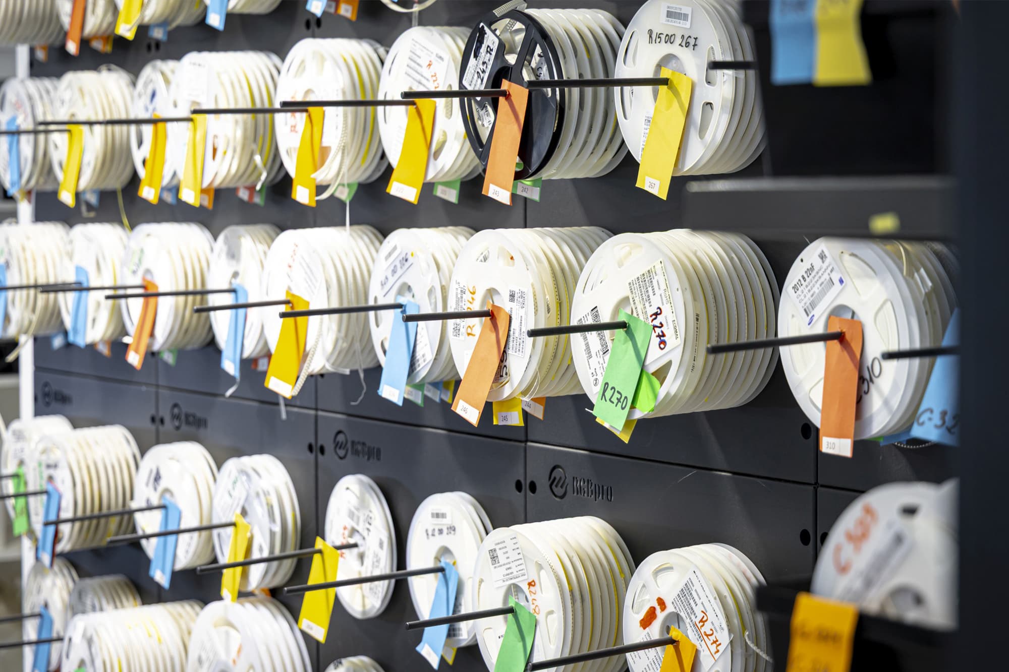 Magazyn komponentów&nbsp;do&nbsp;produkcji modułów&nbsp;LED w&nbsp;RGB Pro – markowe diody Osram, Cree i&nbsp;Samsung.