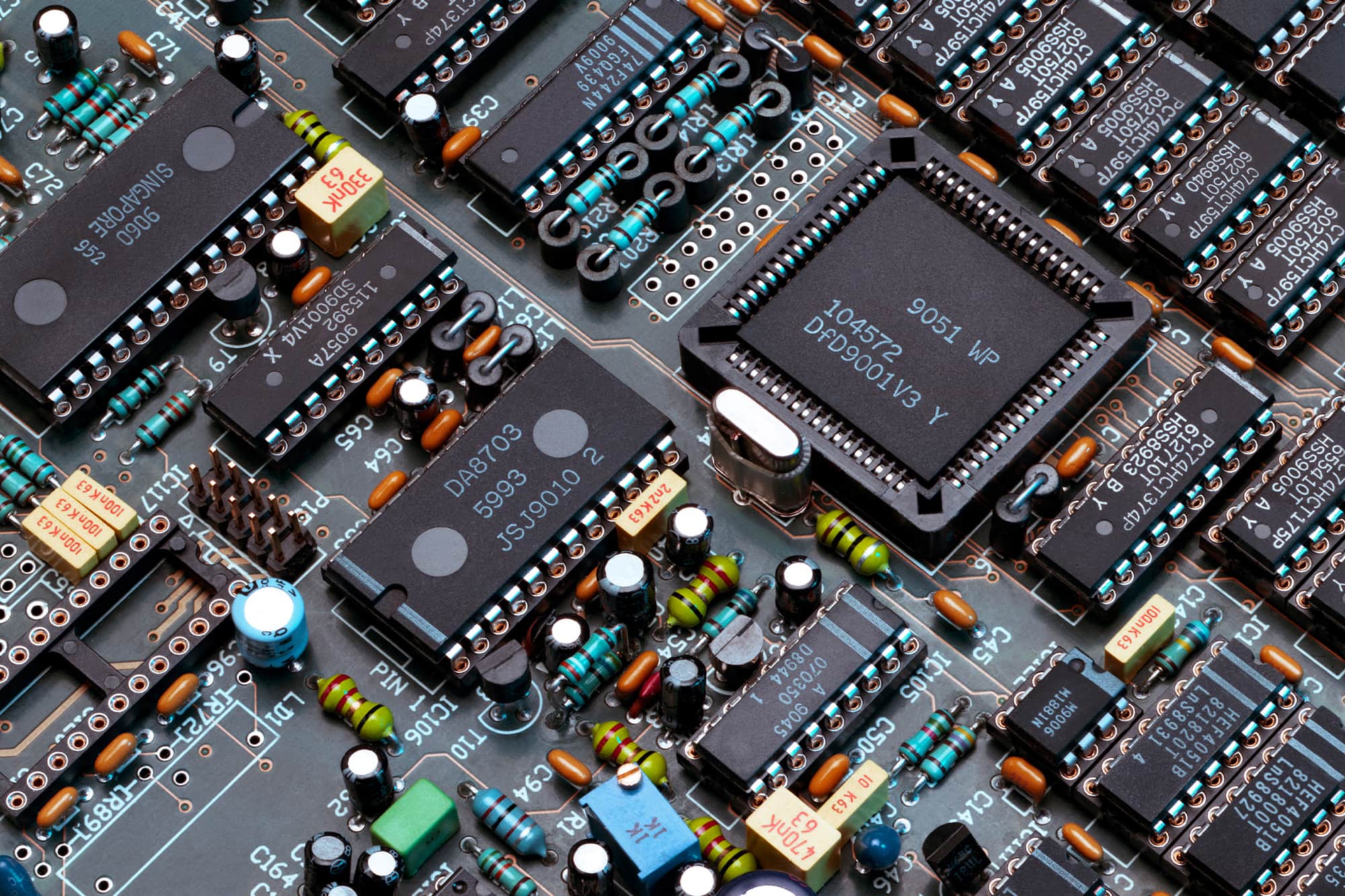 Złożona płytka PCB z&nbsp;mikrokontrolerami i&nbsp;układami scalonymi – profesjonalne projektowanie elektroniki w&nbsp;RGB Pro.