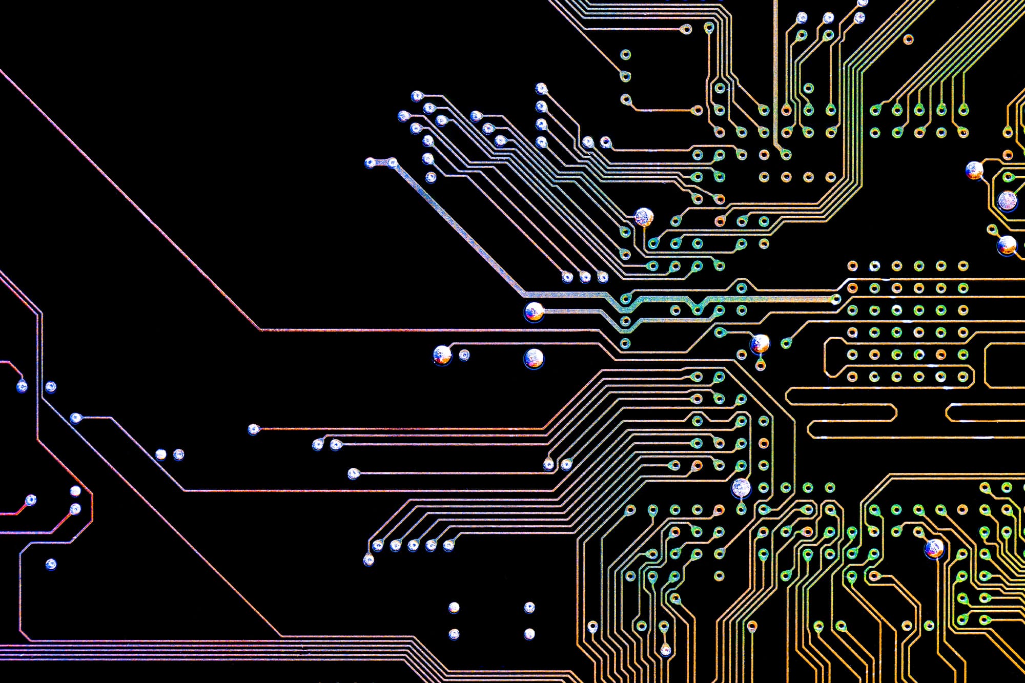 Precyzyjne obwody drukowane na&nbsp;zamówienie – zbliżenie na&nbsp;ścieżki PCB projektowane przez RGB Pro.