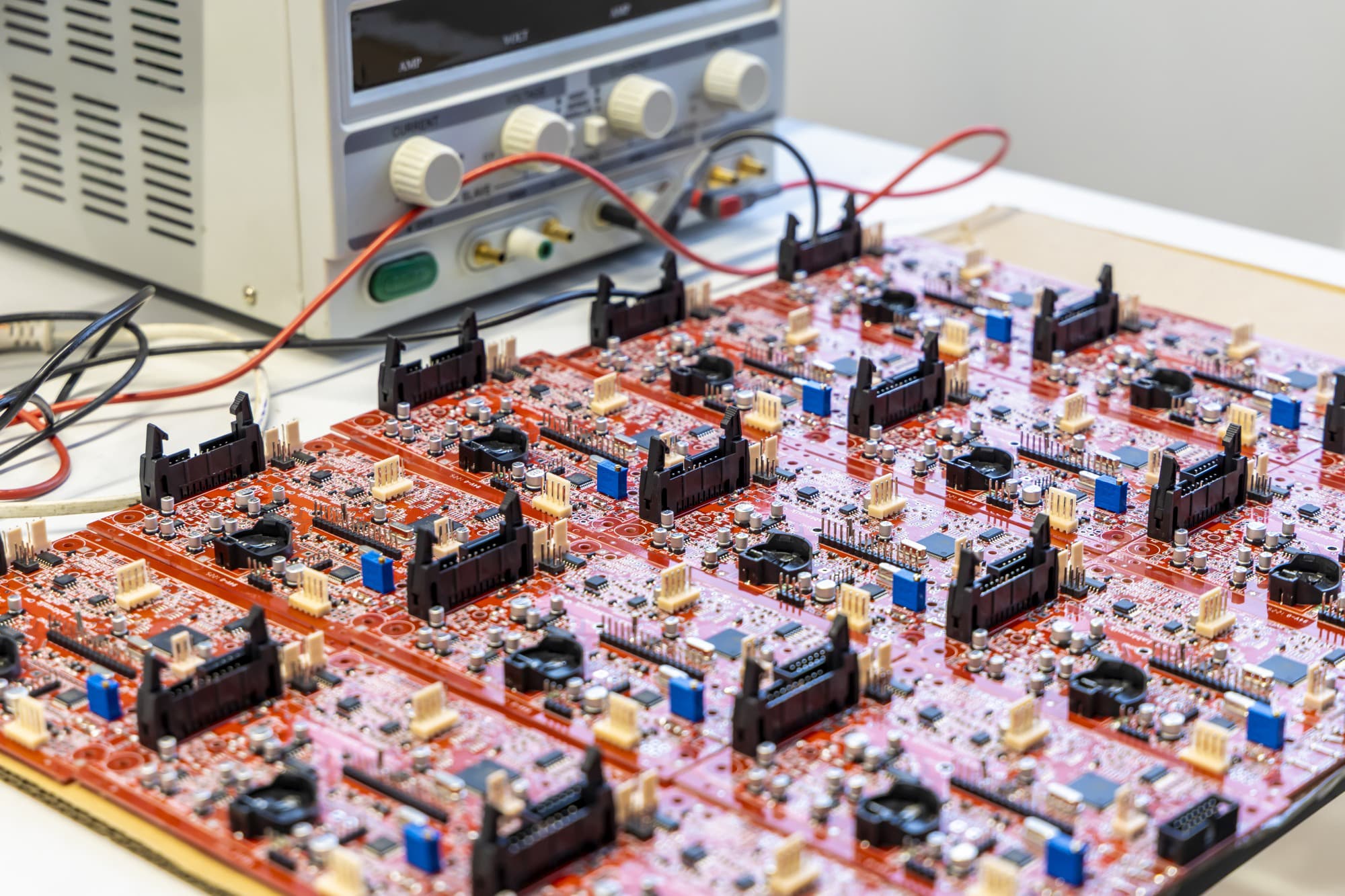 Prototypowanie elektroniki i&nbsp;montaż małych serii w&nbsp;RGB Pro – testowanie partii testowej PCB.
