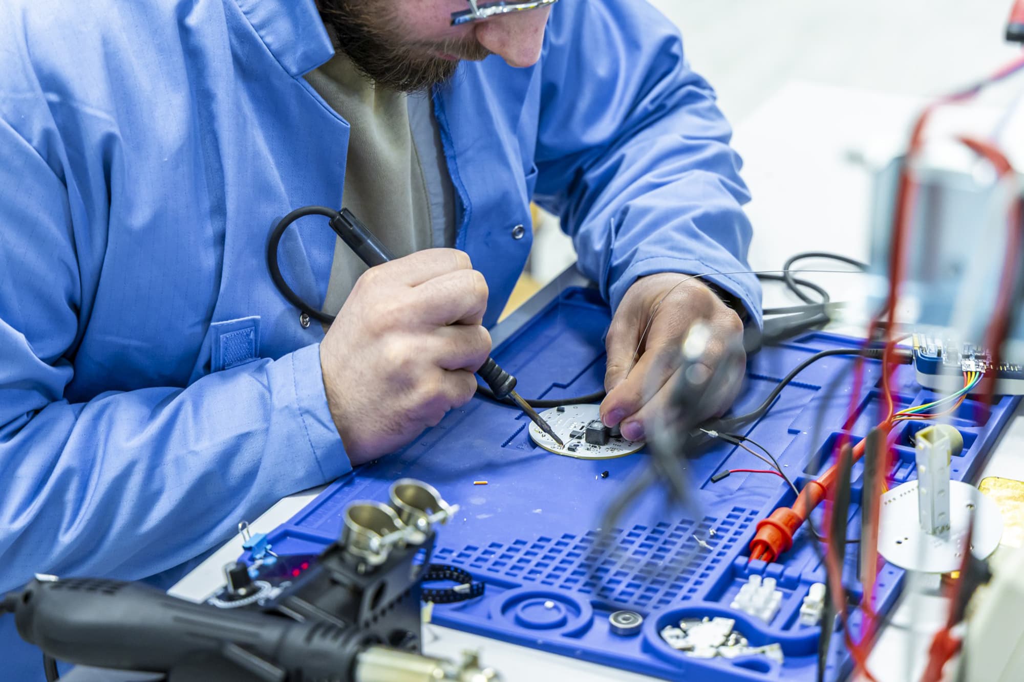 Doświadczony technik RGB Pro wykonujący precyzyjne lutowanie ręczne THT na&nbsp;stanowisku montażowym.