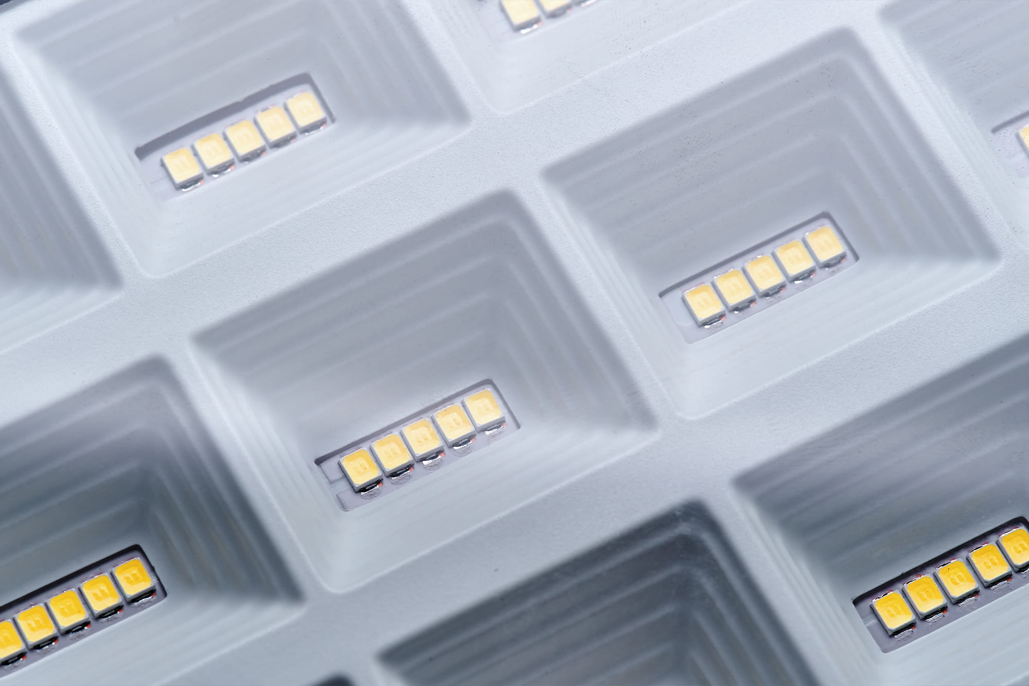 Nowoczesne wymiennie moduły LED do&nbsp;opraw oświetleniowych – precyzyjny montaż w&nbsp;RGB Pro.