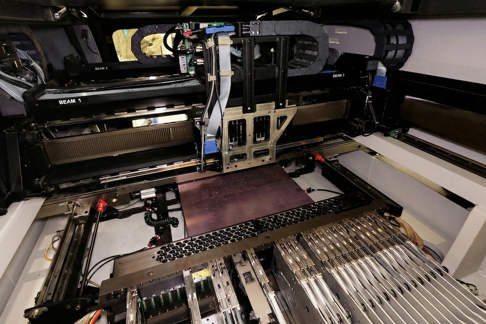 Automatyczna linia SMT z automatem pick-and-place podczas montażu komponentów powierzchniowych na płytce PCB – RGBpro