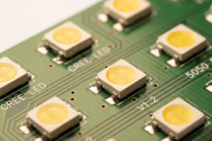 Moduł LED OEM na zamówienie – diody SMD Cree 5050 zamontowane na zielonej płytce PCB, widoczne spoiny lutownicze i ścieżki miedziane – produkcja kontraktowa RGBpro