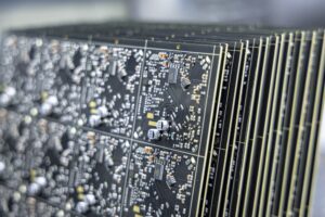 Magazyn zmontowanych płytek PCB z komponentami SMT w linii produkcyjnej RGBpro - montaż elektroniki kontraktowy