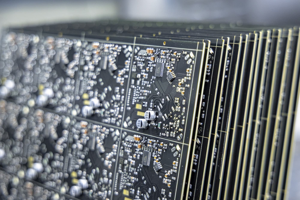 Magazyn zmontowanych płytek PCB z komponentami SMT w linii produkcyjnej RGBpro - montaż elektroniki kontraktowy